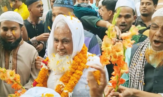 মসজিদে ৩৬ বছর খেদমত, রাজকীয় বিদায় পেলেন মুয়াজ্জিন